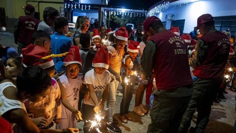 Venezuela vive una anticipada Navidad y augura paz en medio de tensión con EE.UU.