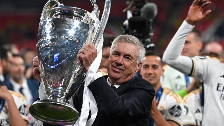 El entrenador italiano del Real Madrid, Carlo Ancelotti, levanta el trofeo para celebrar la victoria al final de la final de la UEFA Champions League ante el Borussia Dortmund, en Londres, el 1 de junio de 2024.