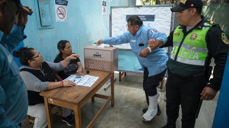 Un integrante del Serenazgo de Perú con movilidad reducida vota este lunes, en el colegio San Luis Gonzaga, en el distrito de San Juan de Miraflores en Lima.