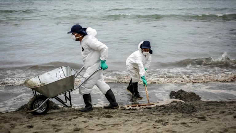 Suben a 24 las playas contaminadas por el derrame de petróleo en Perú