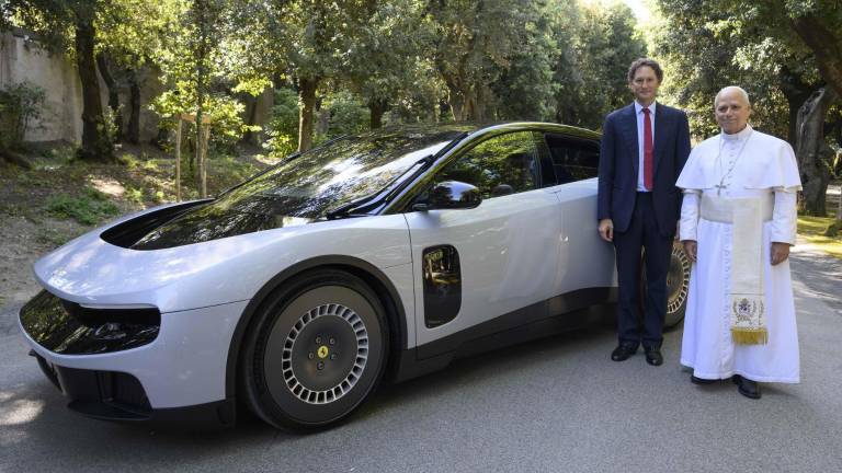 El papa León XIV recibió el primer carro totalmente eléctrico de Ferrari