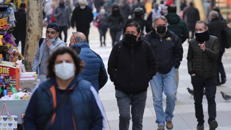 Personas usando mascarilla en una calle de Santiago de Chile. Foto: EFE