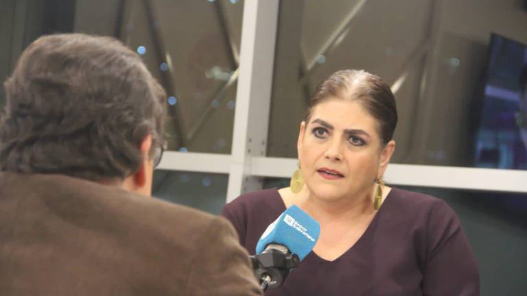Mónica Palencia, ministra de Gobierno, responde preguntas en una entrevista.