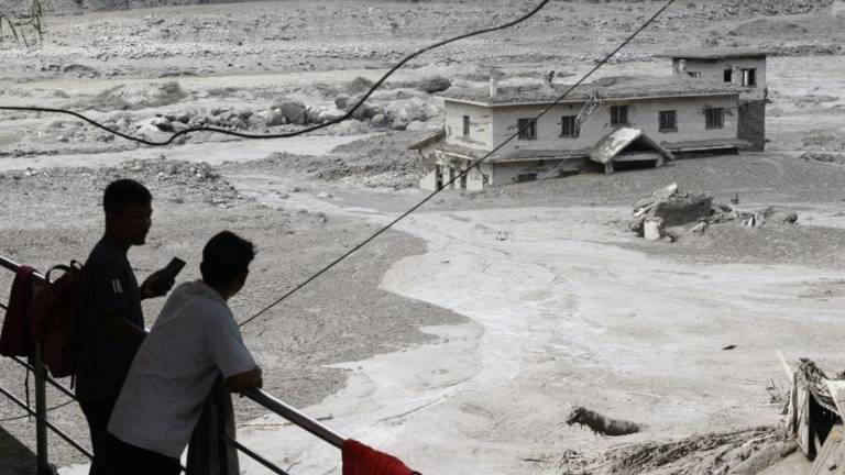 Terremoto habría provocado la devastadora riada en Nepal y China, que deja 98 muertos y más de 700 desaparecidos