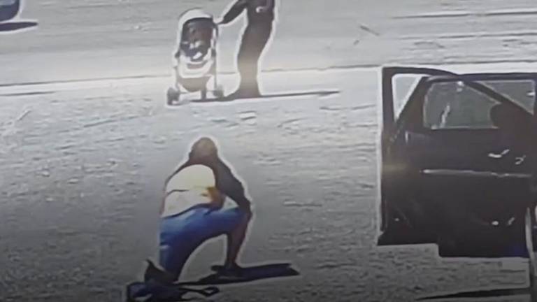 VIDEO: Hombre alcanza coche con un bebé que comenzó a rodar hacia una autopista por una ráfaga de viento