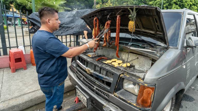 La historia de un emprendedor que convirtió su furgoneta en una parrilla móvil en Guayaquil