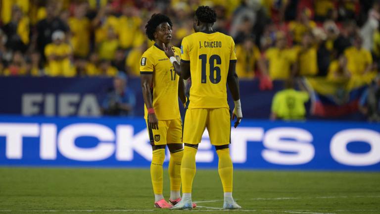 Angelo Preciado y Jordy Caicedo usando la indumentaria de Ecuador totalmente amarilla ante Curazao.