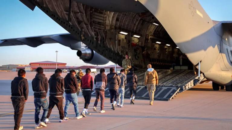 Migrantes abordan un avión militar en el que serán deportados de EE.UU.