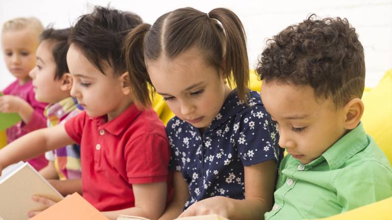 Varios niños leyendo.