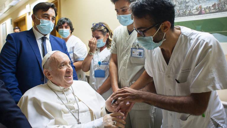 El papa Francisco seguirá hospitalizado