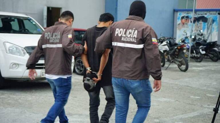 Elementos de la Policía Nacional custodiando a alias Mosquito, presunto implicado en el secuestro de la decana.