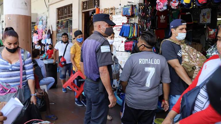 ¿Qué pasará con los comerciantes informales en Guayaquil? Municipio aprueba ordenanza para regulación