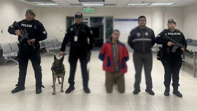 Aeropuerto de Quito: perro detectó ropa impregnada de 20.162 gramos de droga