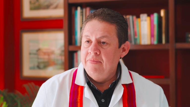 Ecuador Montenegro promete mejorar los servicios médicos y llevar agua potable a todo Guayaquil