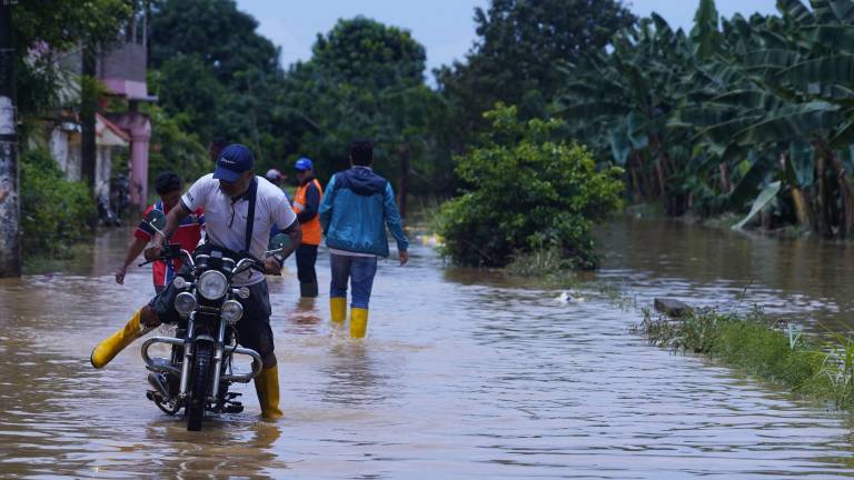 El Niño y una posible llegada de La Niña podrían prolongar los riesgos climáticos en Ecuador
