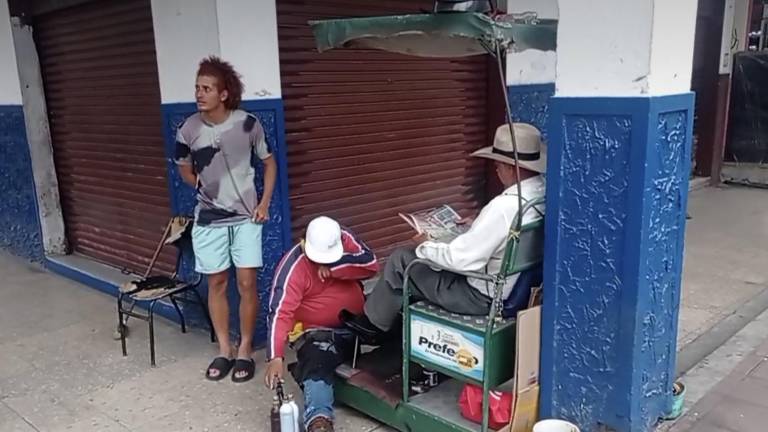 Davis Camacho, jugador de Técnico Universitario, ayuda a su padre a vender lotería en su tiempo libre en Babahoyo
