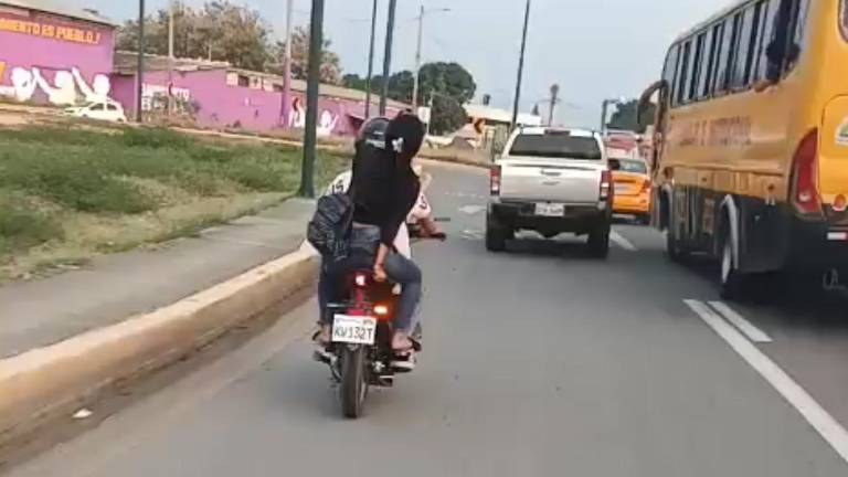 Durán: Conductora huye de control con agente de tránsito sobre el capó y termina detenida
