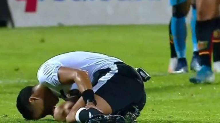 VIDEO | Jugador y árbitro protagonizan violento choque en partido entre El Nacional y Deportivo Cuenca