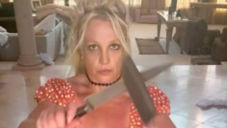 Captura de video en el que la artista aparece a punto de chocar los cuchillos entre sí.
