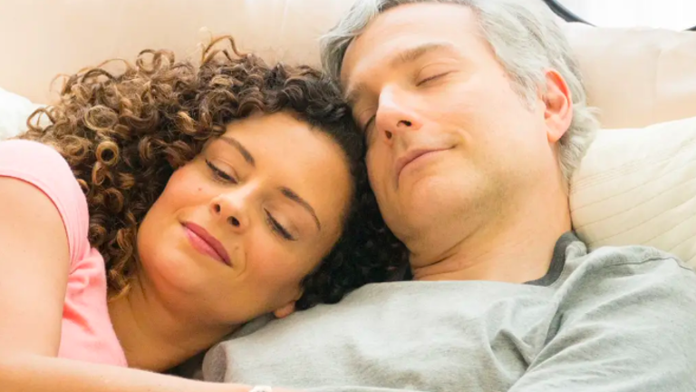 Mujer gana 150 dólares por hora dando abrazos a desconocidos: Hay mucha gente solitaria