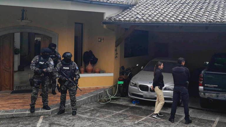 Hallan más de 100 armas de fuego en una casa de Cumbayá: hay una personas detenida