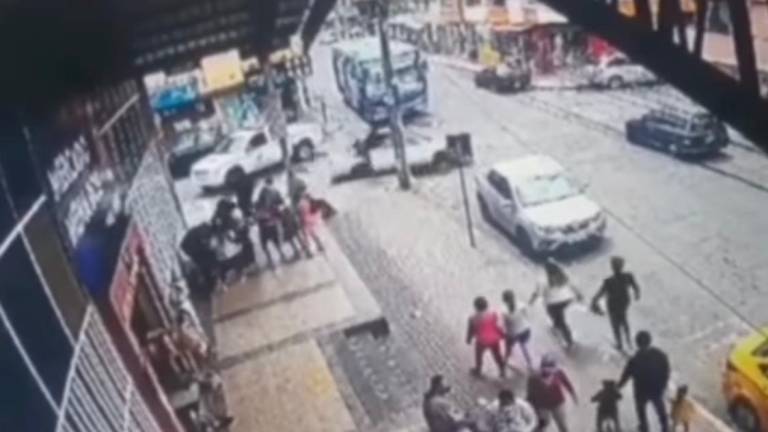 Escalofriante vídeo del atropello a un policía en Quito, a bordo de un vehículo robado