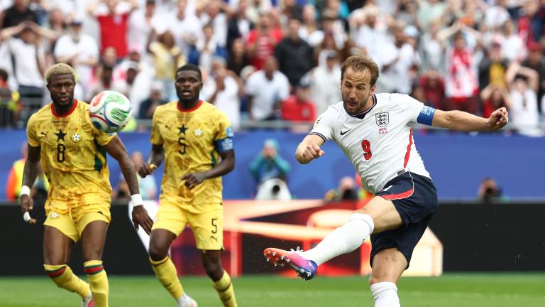 Harry Kane dispara a puerta durante el partido de fútbol de la Copa Mundial de 2026 entre Inglaterra y Ghana.