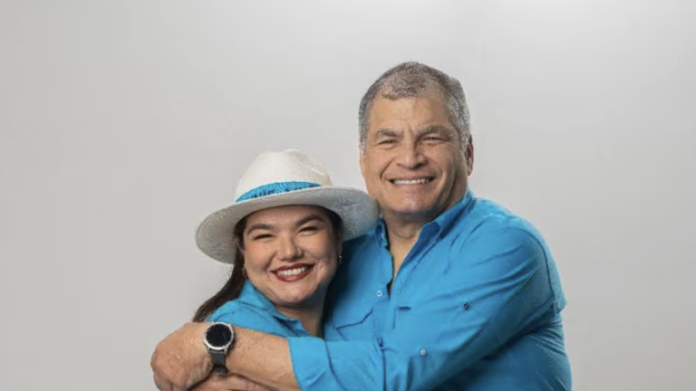 En la foto aparecen la legisladora Annie Muñoz y el expresidente Rafael Correa.