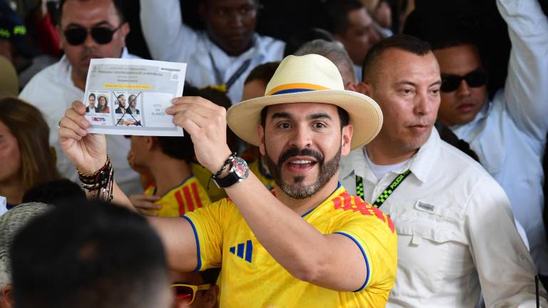 Candidato a la presidencia de Colombia, Abelardo de la Espriella, ejerciendo su derecho al voto.