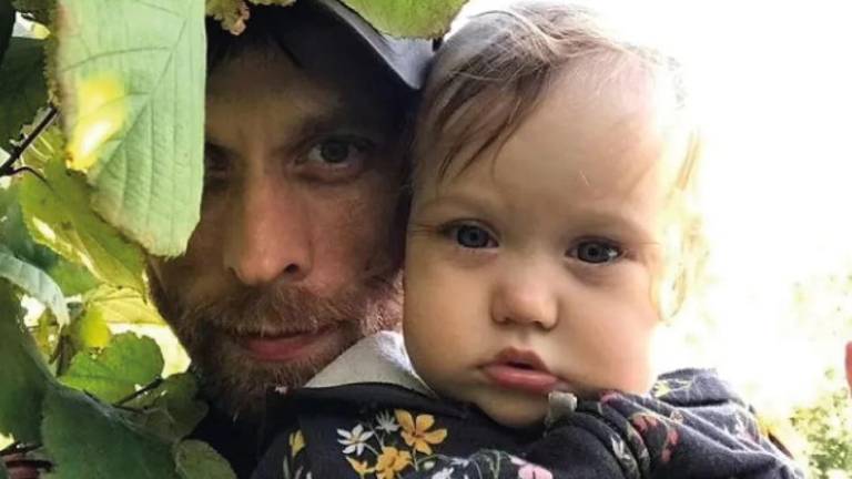 Hijo de escritor Paul Auster es acusado por muerte de su hija de 10 meses tras sobredosis; relato es estremecedor