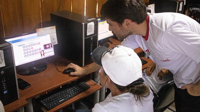 Hoy Claro Ecuador genera más de 2.700 empleos directos y calculan que son más de 300 mil plazas de trabajo indirectas.