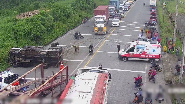 Cuatro muertos y dos heridos deja un choque entre un camión y un automóvil en la vía a Quinindé