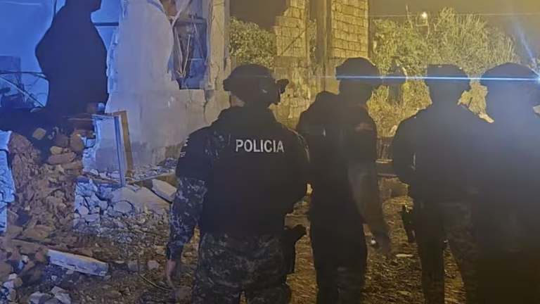 Ataque armado con explosivos en Quevedo deja tres fallecidos, cuatro heridos y viviendas destruidas