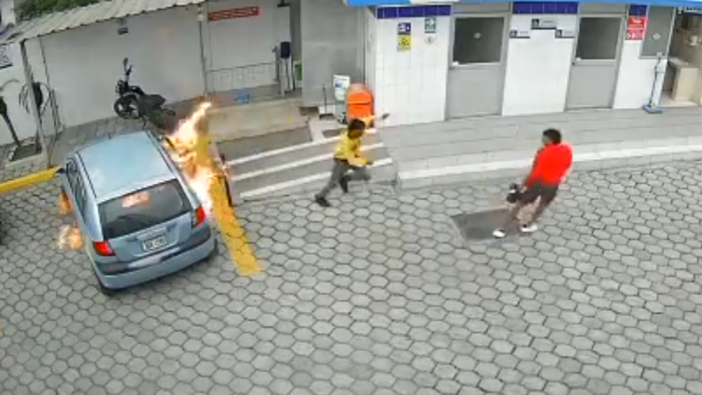 Tres incendios de vehículos se registraron hoy en gasolineras de Santo Domingo