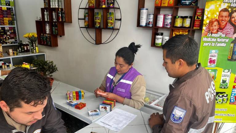 Arcsa decomisa productos irregulares en Cayambe y Otavalo; también clausuró locales en Colimes