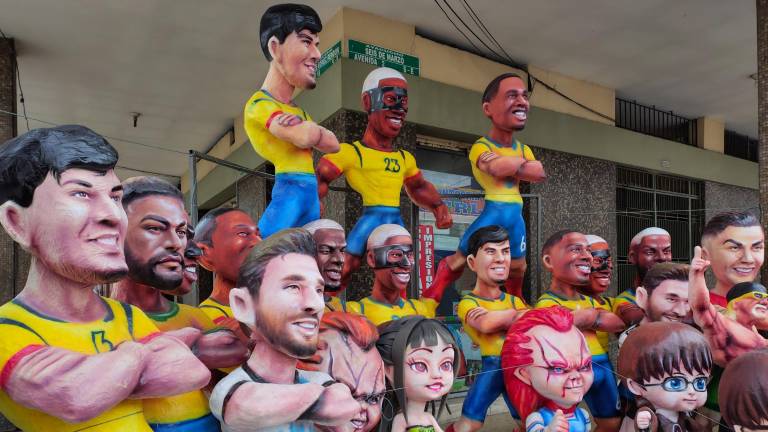 La tradición del Año Viejo se 'encoge' en la 6 de Marzo: ¿por qué se venden monigotes más pequeños?