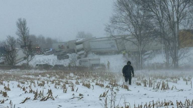 Tormenta invernal provoca choque múltiple de más de 100 vehículos en Michigan