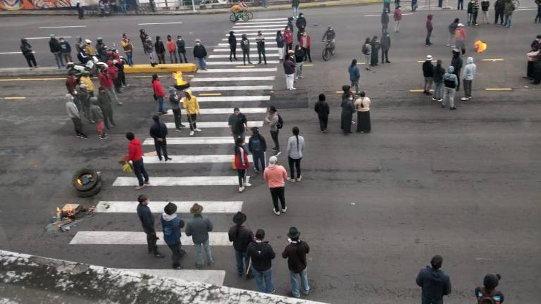 Indígenas y campesinos cerraron vías en Imbabura por el alza del precio de los combustibles