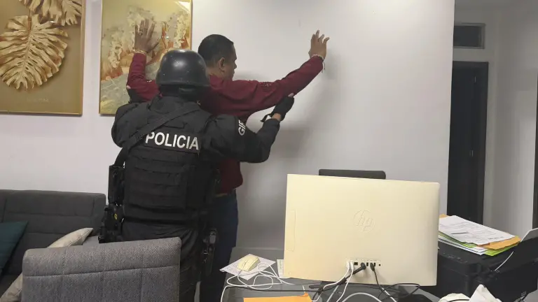 Alcalde de Esmeraldas, Vicko Villacís, es aprehendido tras allanamiento por presuntas actividades delictivas