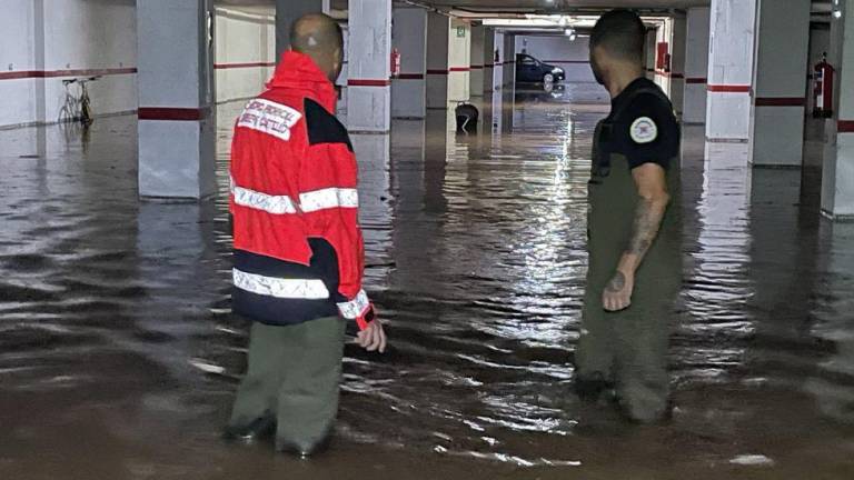 Policía muere tratando de salvar a hombre atrapado por inundaciones en España