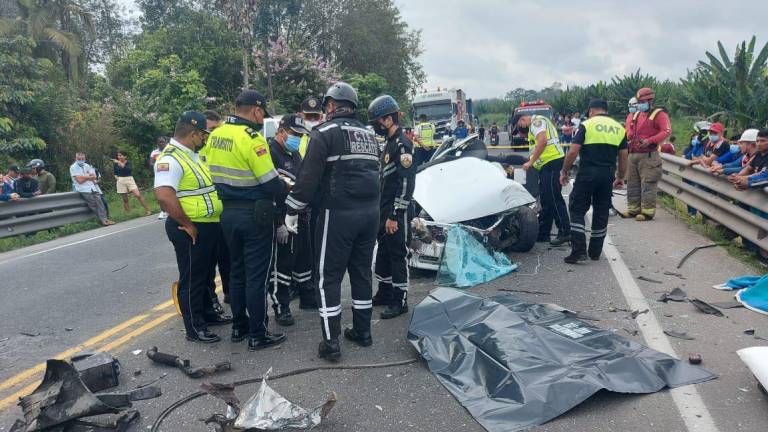 Cuatro personas fallecieron y una resultó herida, tras impactante choque en Los Ríos