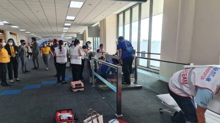 Mujer perdió una pierna en el aeropuerto de Bangkok tras quedar atorada en una pasarela móvil