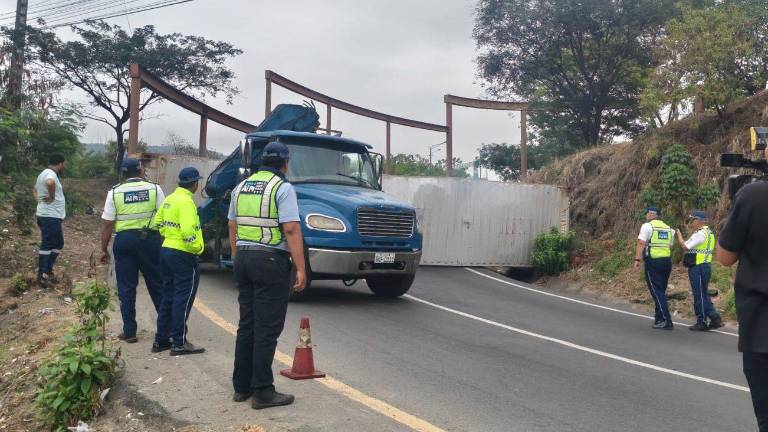 Nuevo siniestro en Guayaquil con un contenedor: quedó volcado en la vía Perimetral, a la altura de la Prosperina