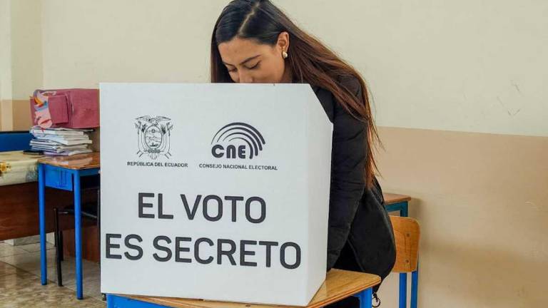 El voto es obligatorio para todos los ecuatorianos que tienen entre los 18 y 65 años.