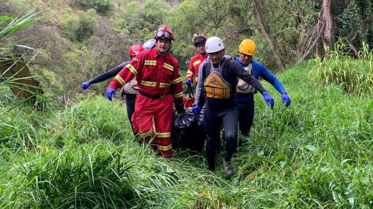 Bomberos efectuaron técnicas de natación y ángulos de cruce para lograr un acercamiento hasta lugares de difícil acceso (coladeras y sumideros).