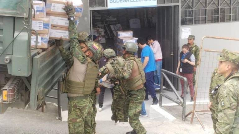 Elecciones Ecuador 2025: CNE confirma que paquetes electorales ya están en el 100% de los recintos para la segunda vuelta