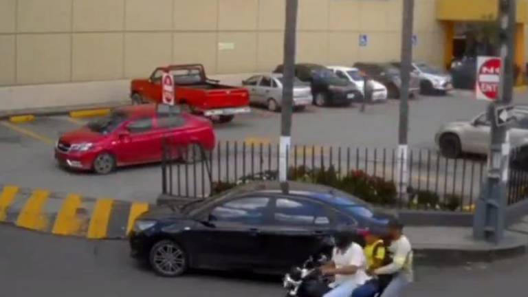 VIDEO: Sujetos robaron a un ciudadano a las afueras de un centro comercial de Milagro tras retirar dinero en un banco