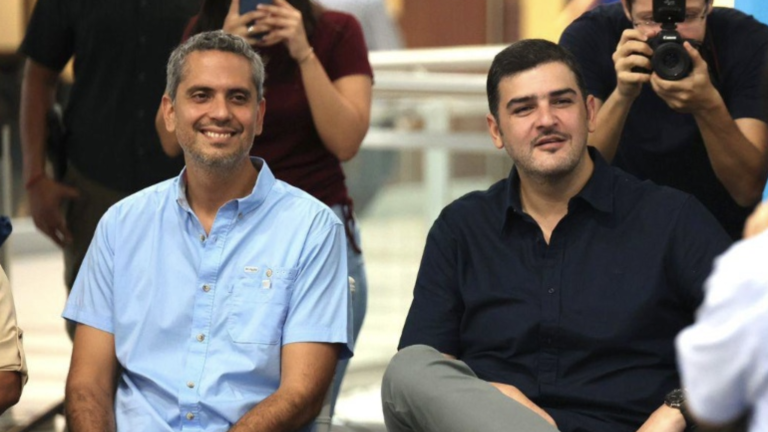 En la foto aparecen Raúl Chávez y Aquiles Alvarez, ambos procesados por el caso Goleada.