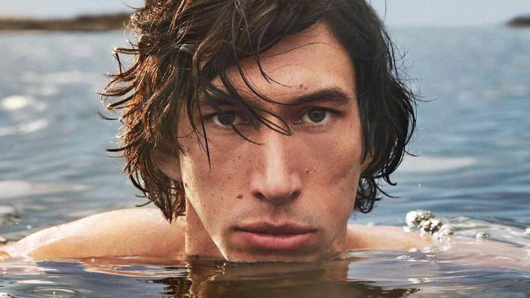 Adam Driver nos muestra su lado más sexy en una campaña de perfumes