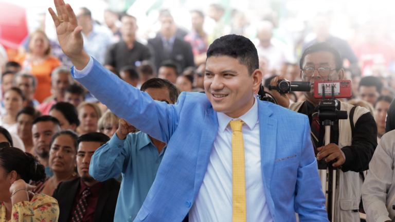 Alcalde de Rocafuerte Norberto Vélez es víctima de un ataque armado junto a su esposa: Municipio y AME se pronuncian